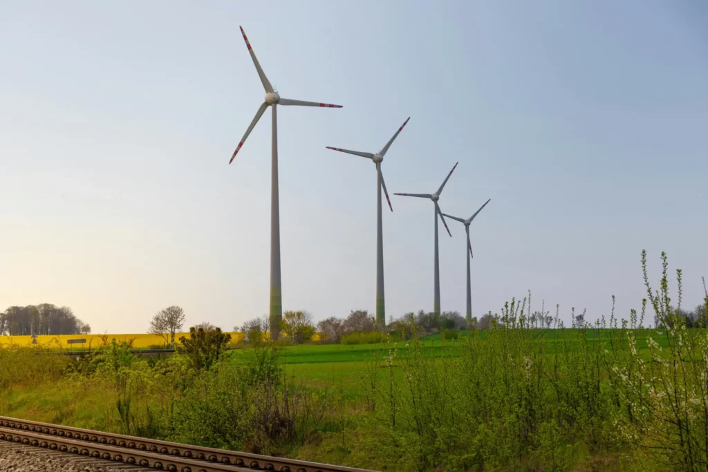 Windräder auf einer Wiese bei Sonnenuntergang – erneuerbare Energien Projekte
