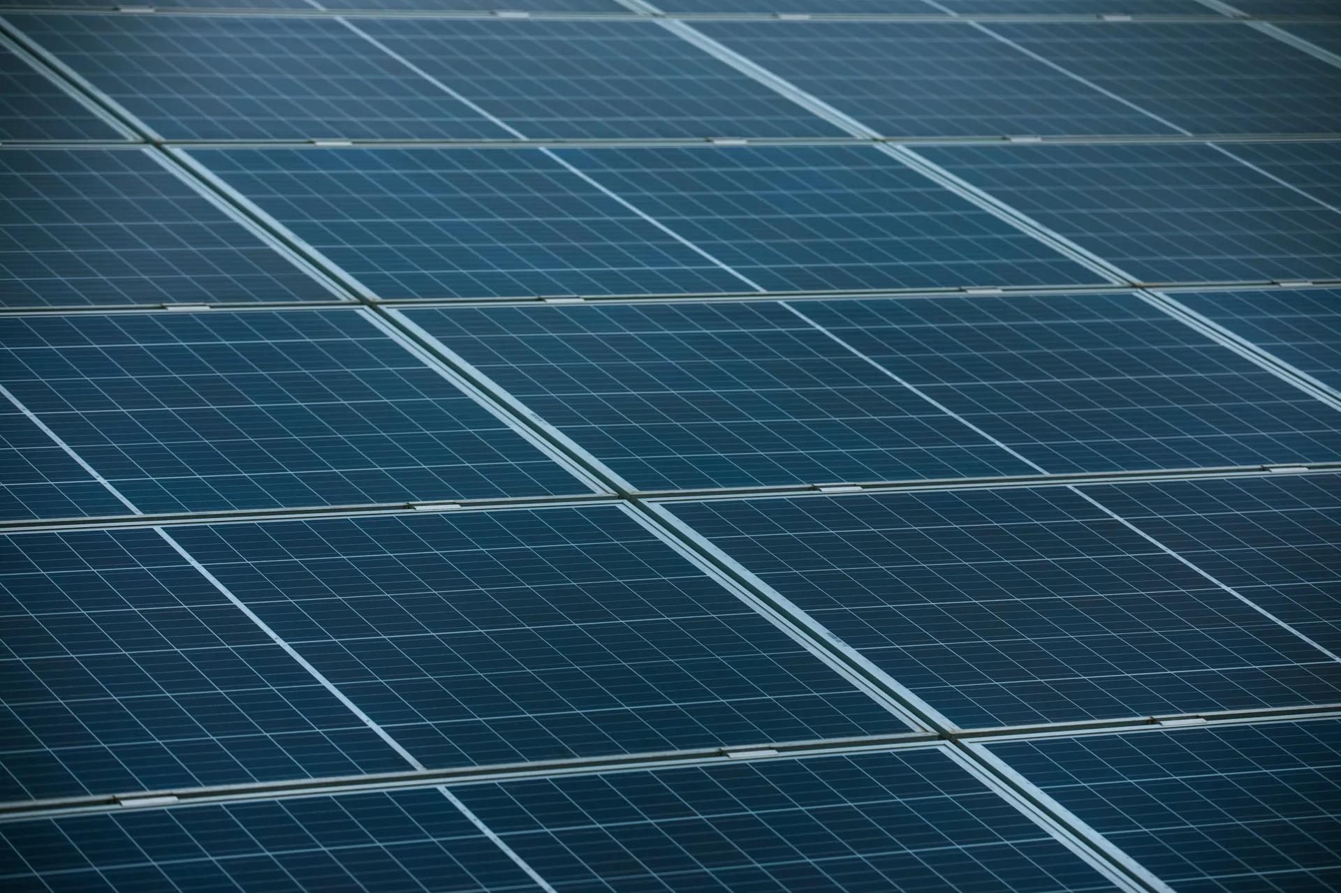 Solaranlagen auf Dächern Großflächige Solaranlagen auf Dächern zur nachhaltigen Stromerzeugung