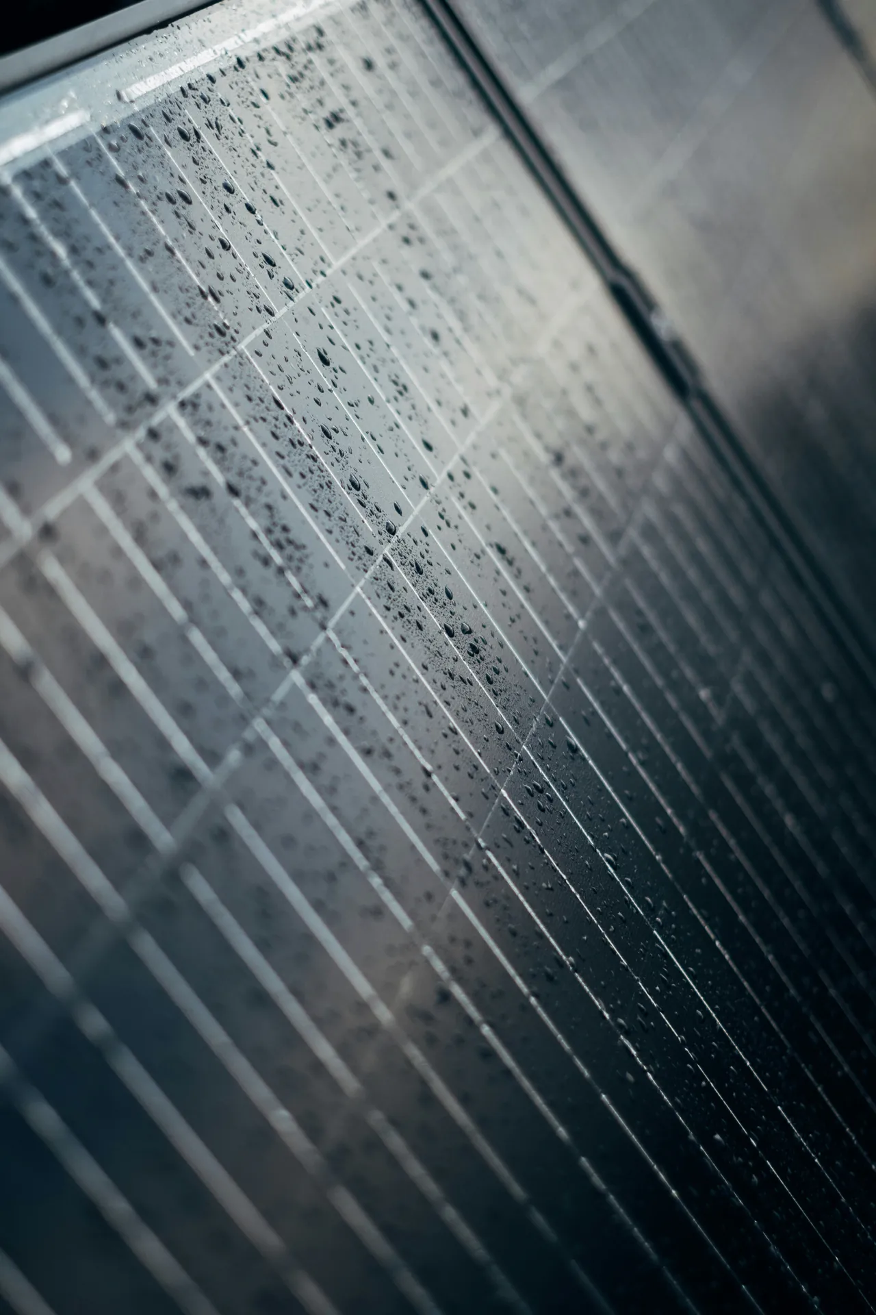 Solarmodul mit Regentropfen Nahaufnahme eines Solarmoduls mit Regentropfen auf der Oberfläche