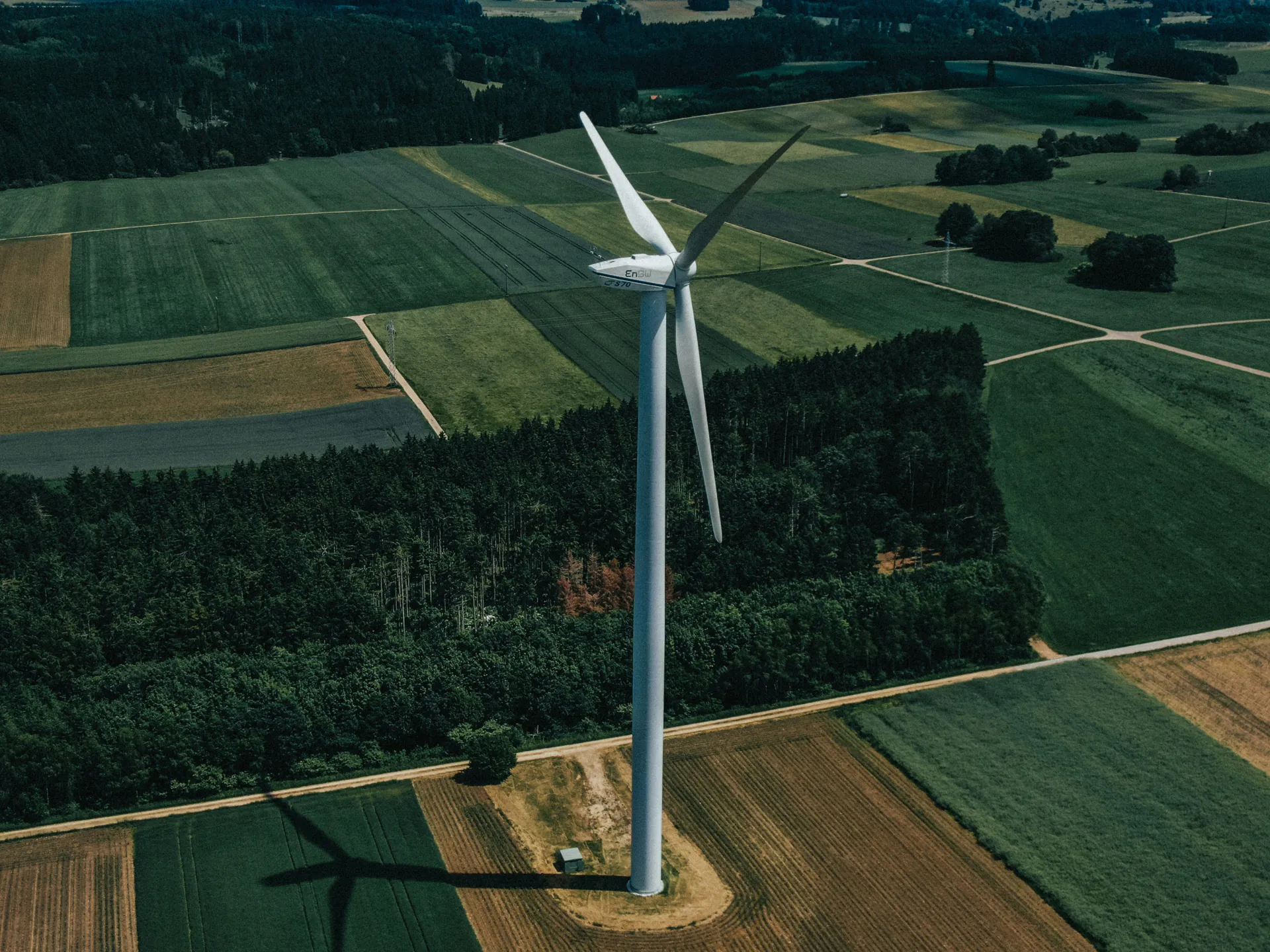 Windkraftanlage auf Feldern Windkraftanlage auf Feldern in ländlicher Landschaft zur nachhaltigen Energiegewinnung