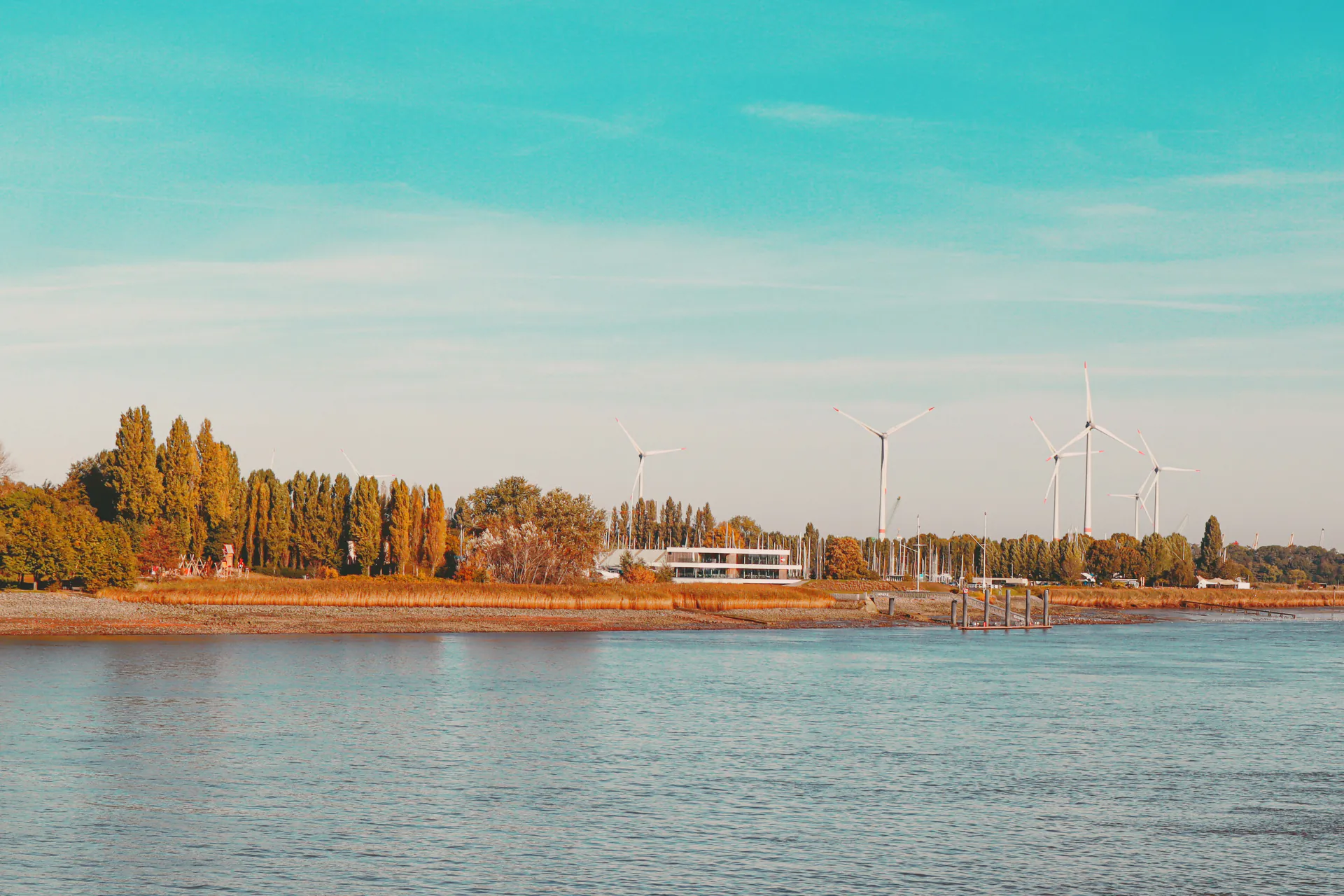 Windenergieanlagen an Küstenlandschaft in Deutschland als Symbol für Projektentwicklung und Standortprüfung