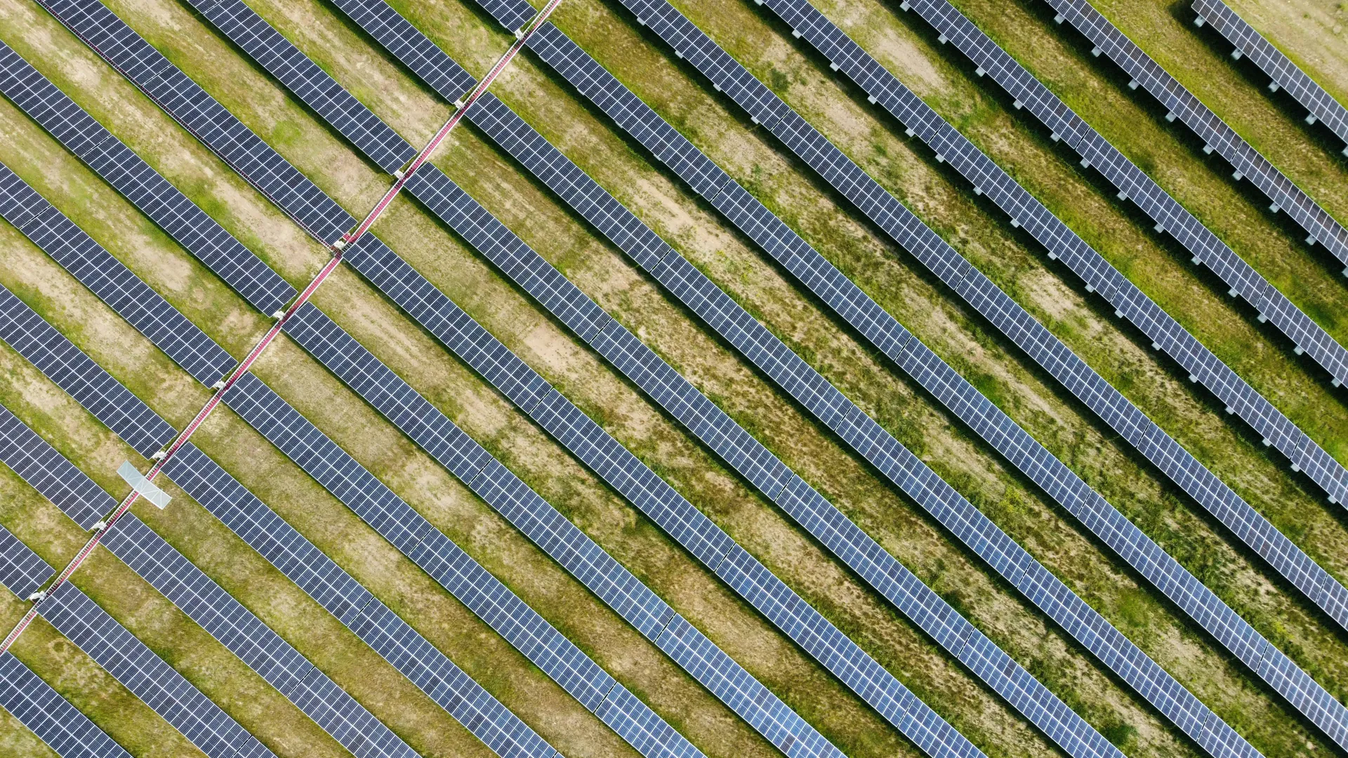 Large photovoltaic system with parallel rows of modules on open space