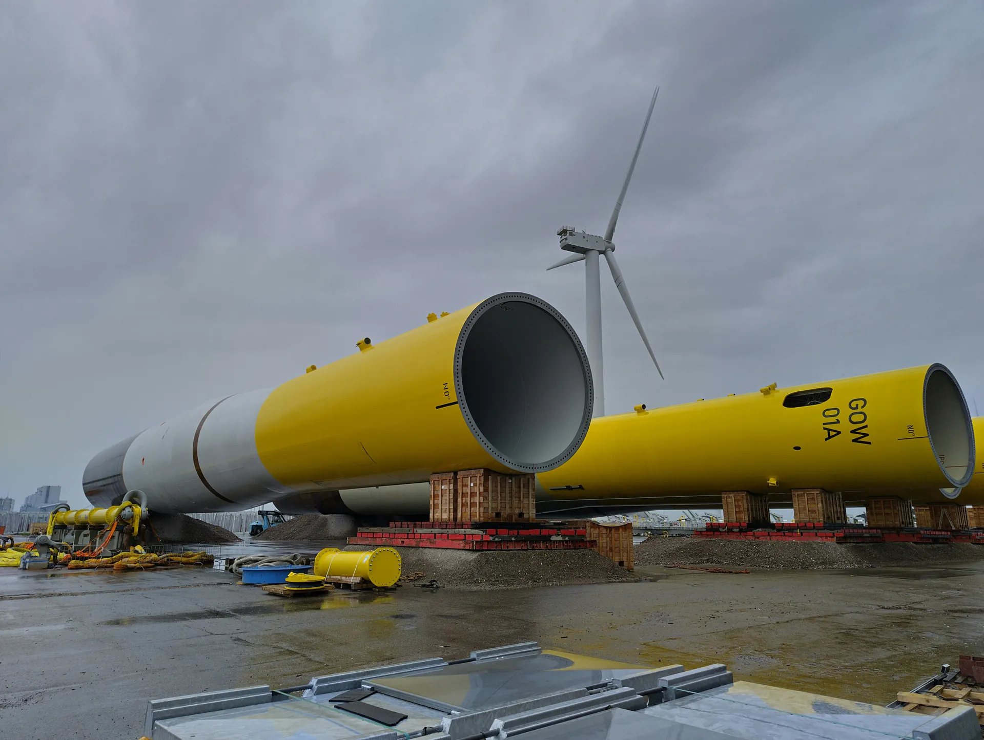 Crane assembly of a wind turbine on the construction site - project management through to commissioning