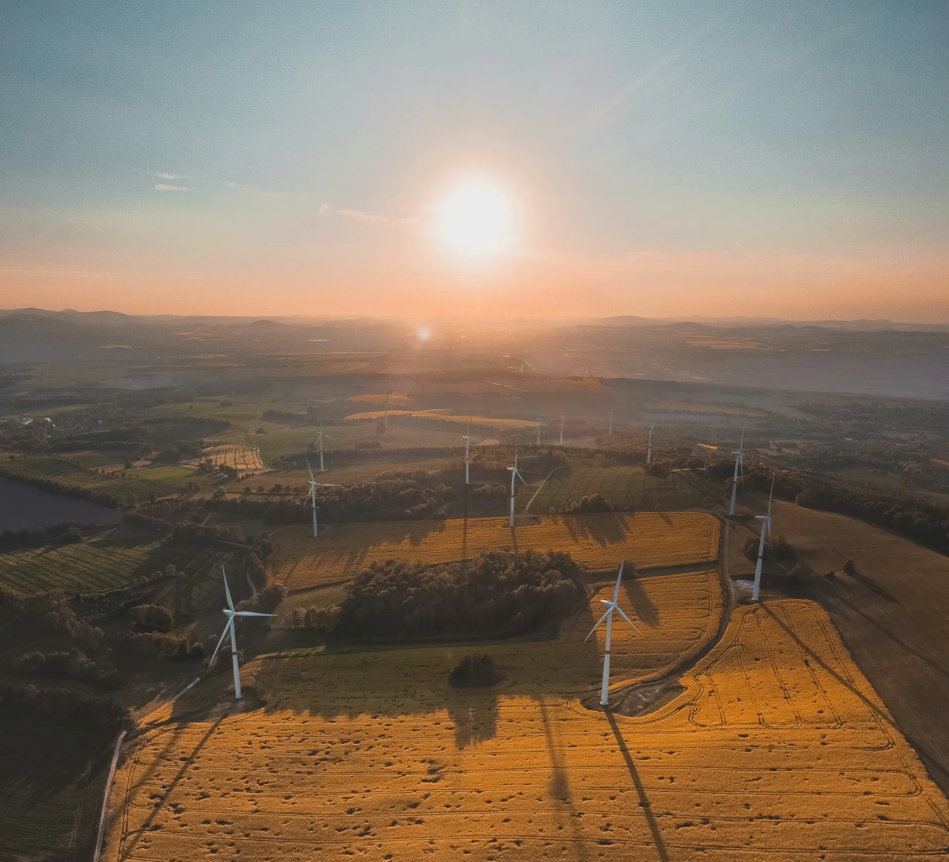 Windkraftanlagen aus der Luft bei Sonnenaufgang — Fläche für Windkraft prüfen lassen